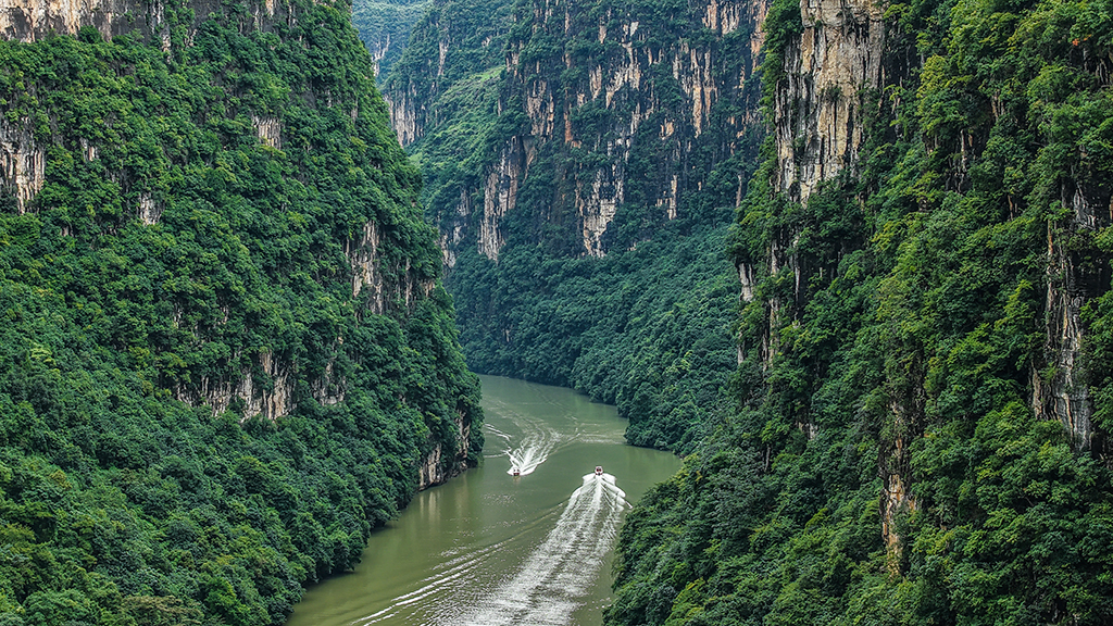 游客乘船游覽花江大峽谷景區（9月27日攝，無人機照片）。