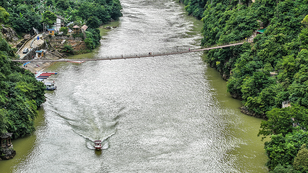 游客乘船游覽花江大峽谷景區（9月27日攝，無人機照片）。