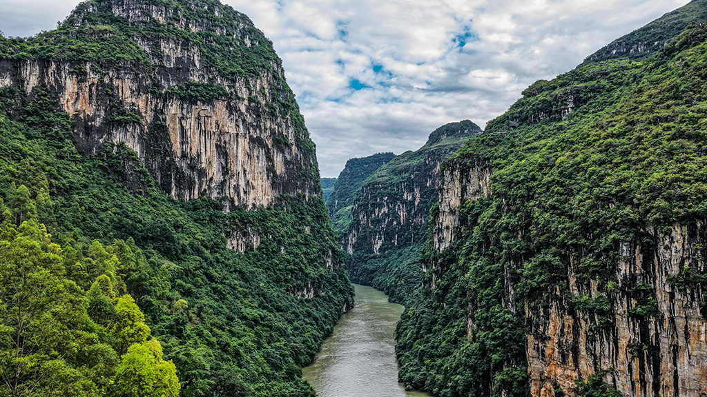 安順市關嶺布依族苗族自治縣花江大峽谷景區風光（9月27日攝，無人機照片）。