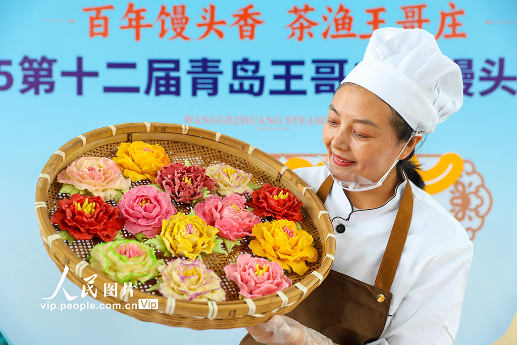 9月27日，商戶在展示自家參展的花樣饅頭。