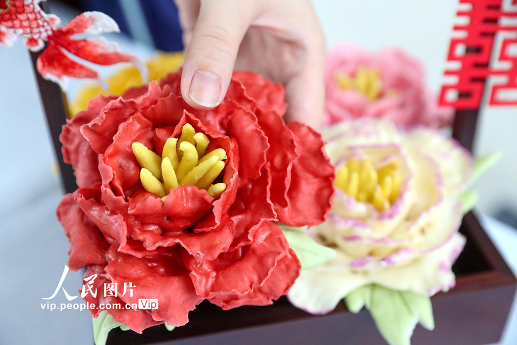 9月27日，商戶在展示自家參展的花樣饅頭。