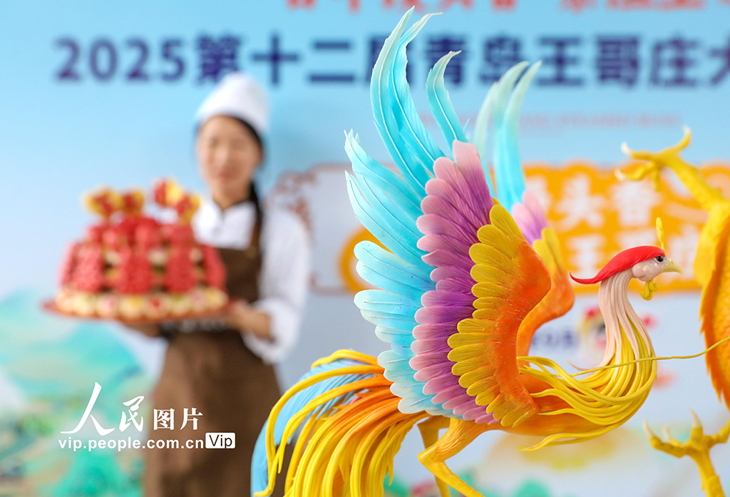 9月27日，商戶在展示自家參展的花樣饅頭。