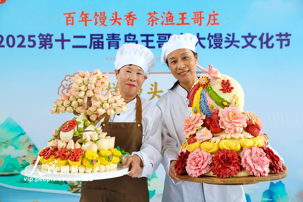 9月27日，商戶在展示自家參展的花樣饅頭。