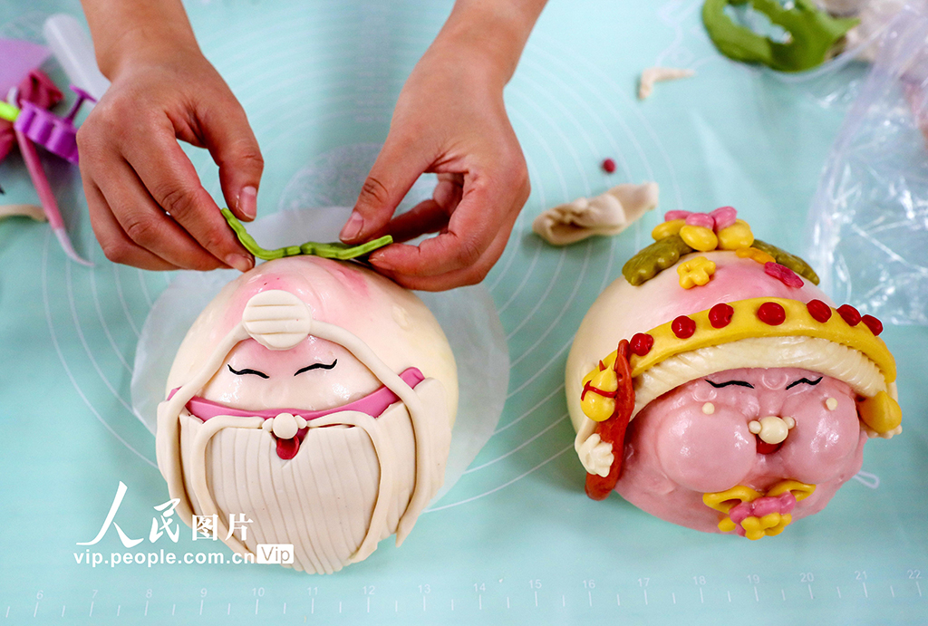 9月27日，商戶在展示自家參展的花樣饅頭。