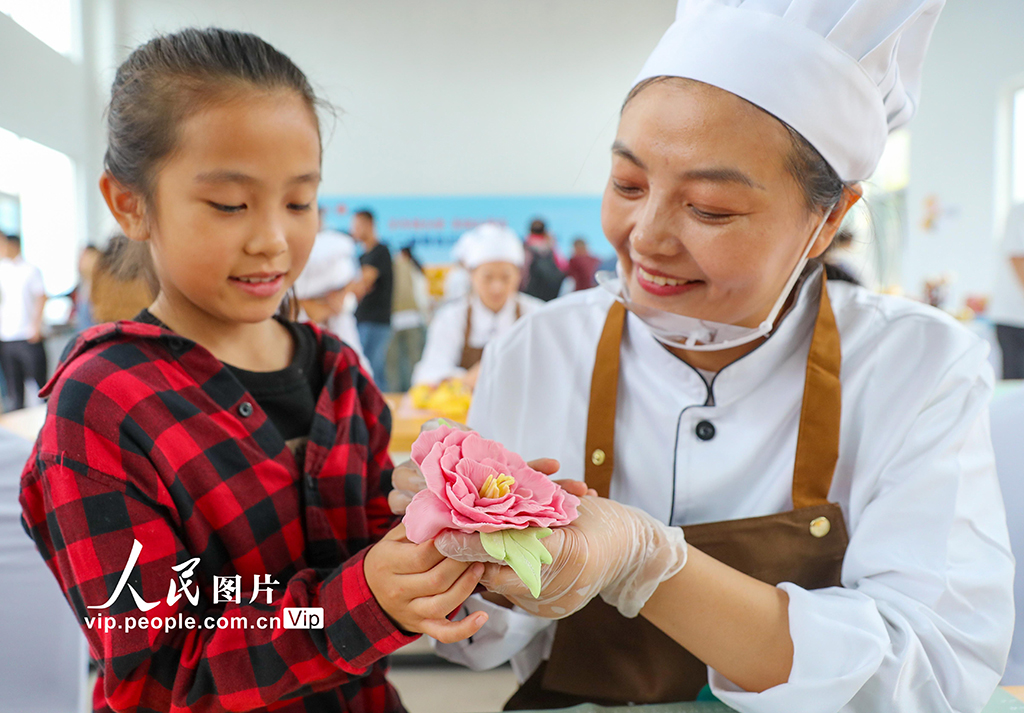 9月27日，商戶在展示自家參展的花樣饅頭。