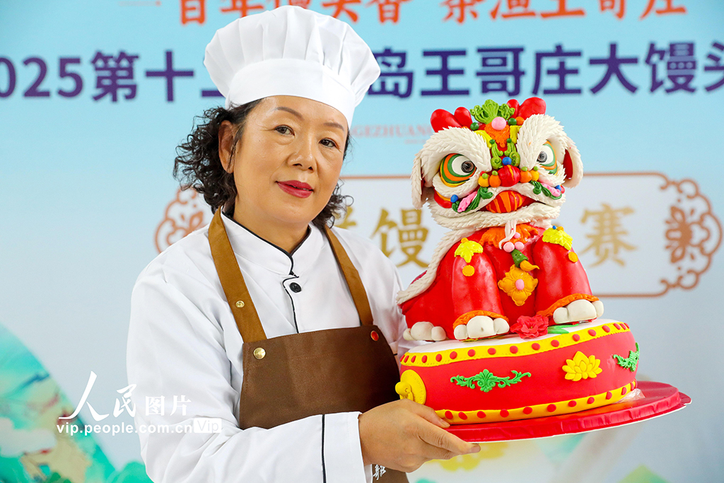 9月27日，商戶在展示自家參展的花樣饅頭。