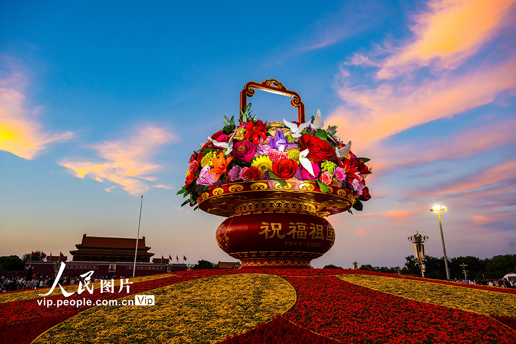 “祝福祖國”巨型花籃亮相天安門廣場【3】