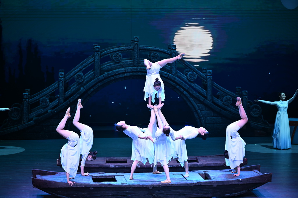 9月28日，演員在第二十屆中國吳橋國際雜技藝術節開幕式上表演。