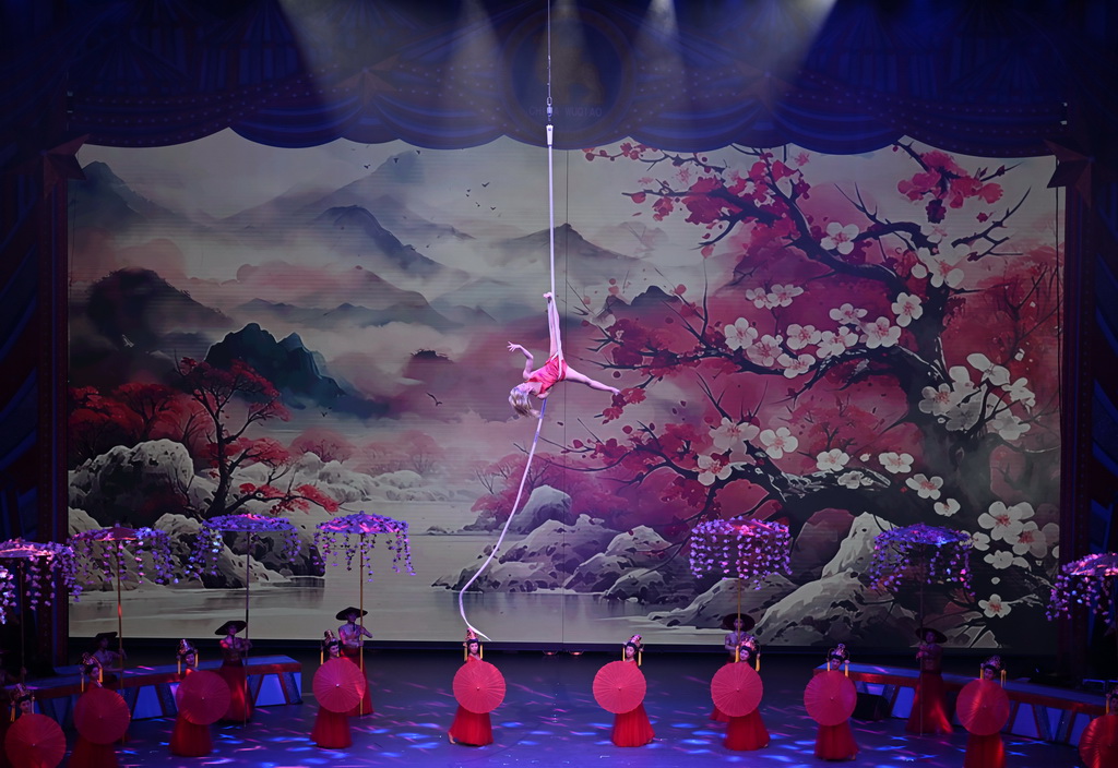 9月28日，演員在第二十屆中國吳橋國際雜技藝術節開幕式上表演。