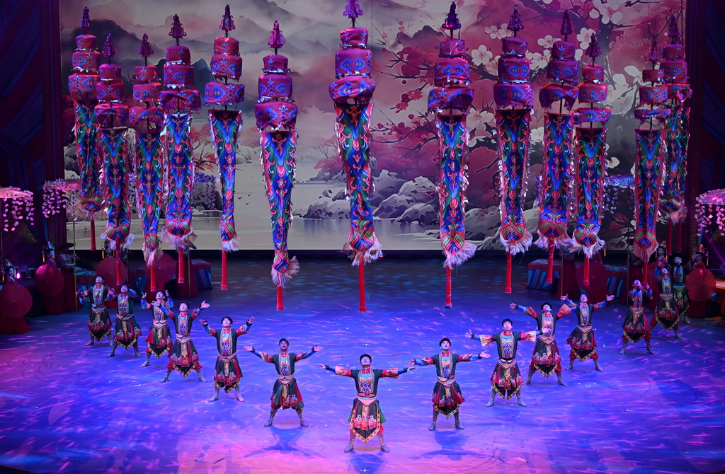 9月28日，演員在第二十屆中國吳橋國際雜技藝術節開幕式上表演。