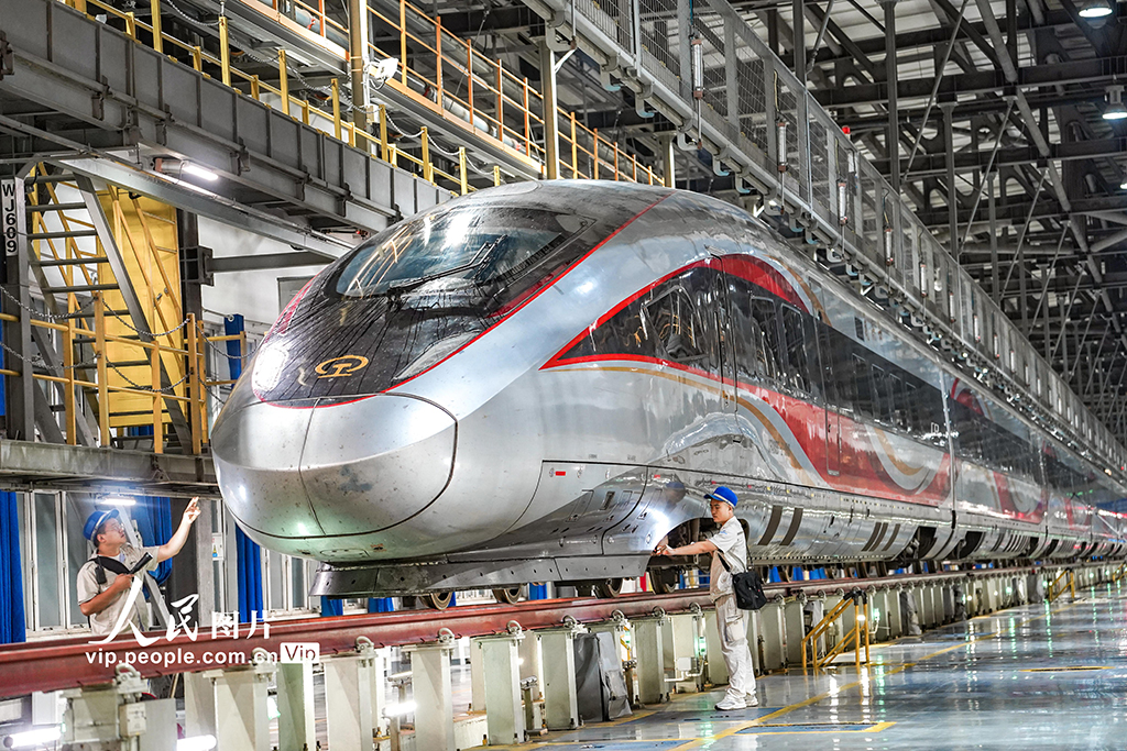 河南鄭州:檢修動車保障“雙節”運輸安全【2】