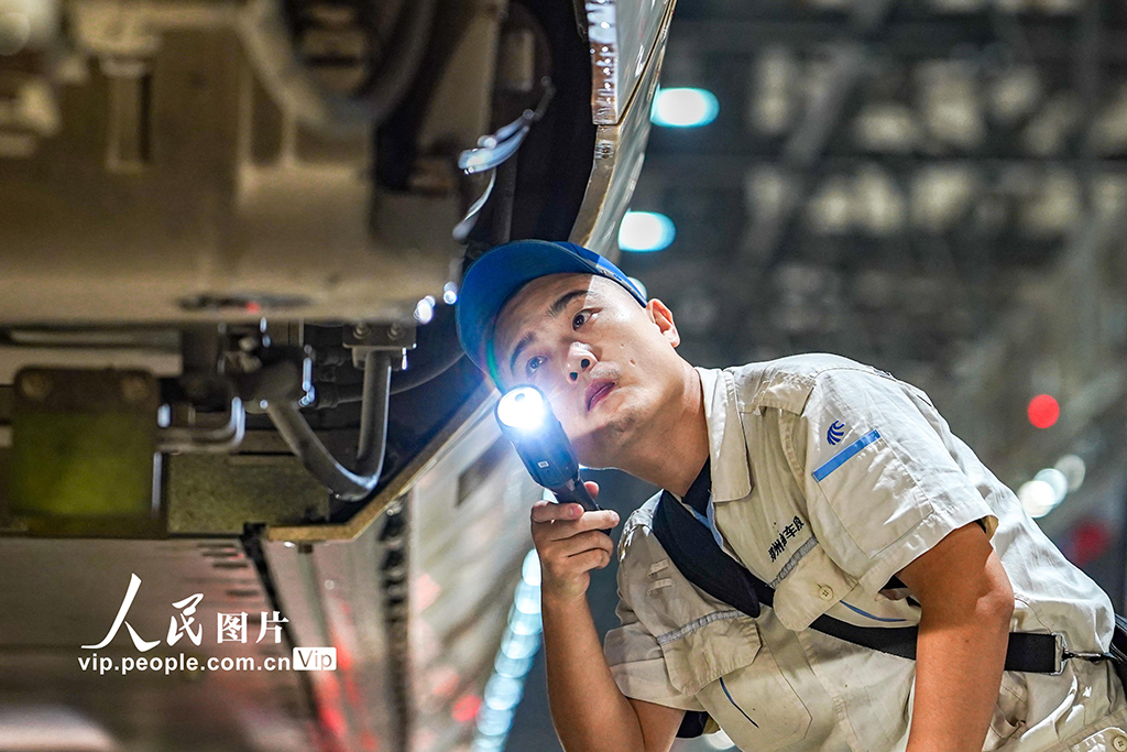 河南鄭州:檢修動車保障“雙節”運輸安全【3】