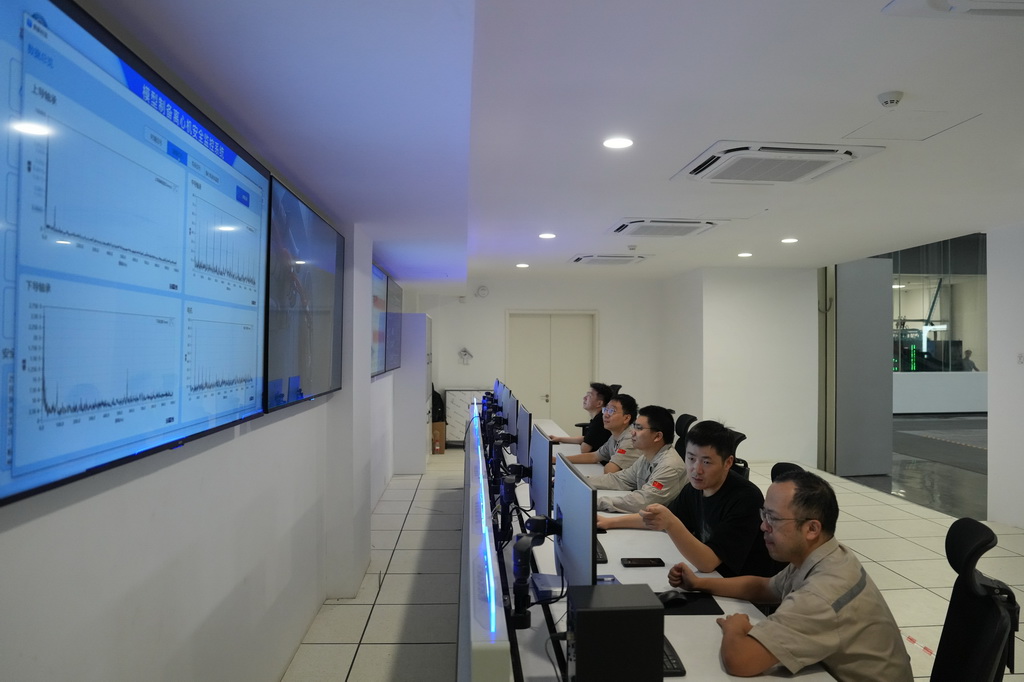 9月29日，工作人員通過模擬制備離心機安全監控系統管理設備運行。