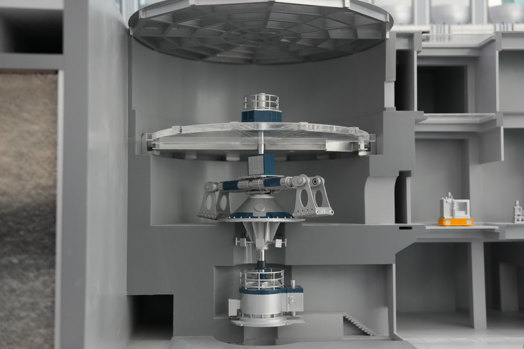 9月29日拍攝的超重力離心模擬與實驗裝置啟動的首臺離心機主機“CHIEF1300”剖面圖（模型）。