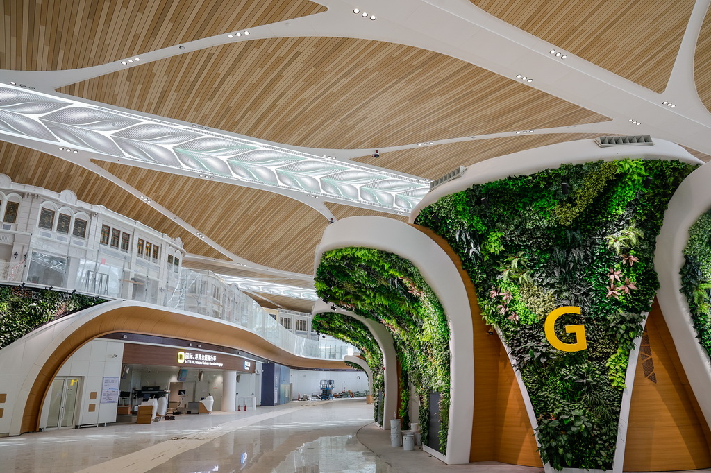 廣州白云機場T3航站樓稻穗造型的屋頂遮陽板和木棉花開造型的值機島臺構成“花開穗滿”的設計創意（9月29日攝）。