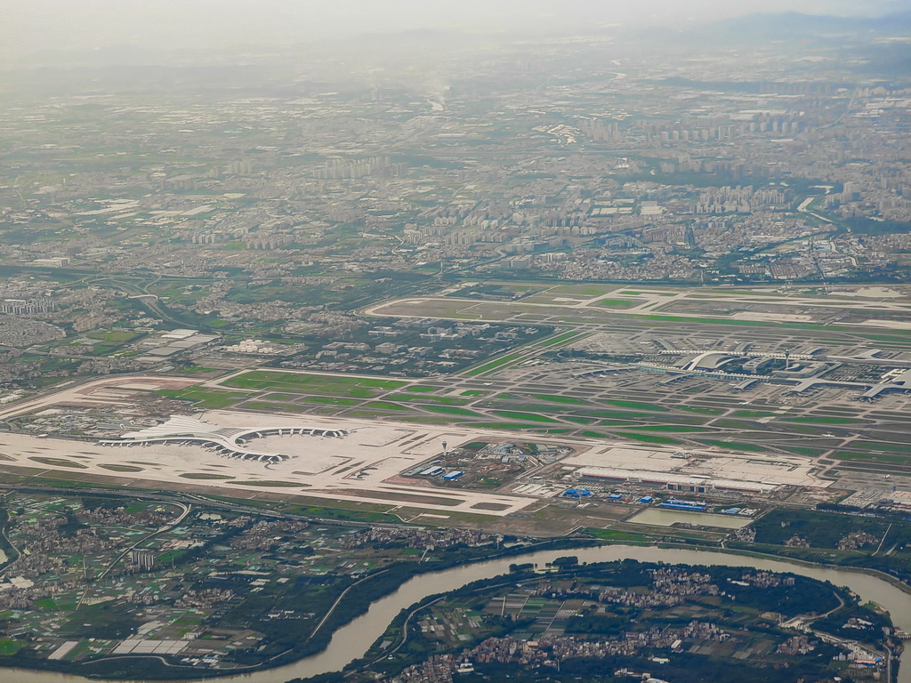 這是廣州白云機場T3航站樓（左）和T1、T2航站樓（右）的航拍照片（8月24日攝，手機照片）。