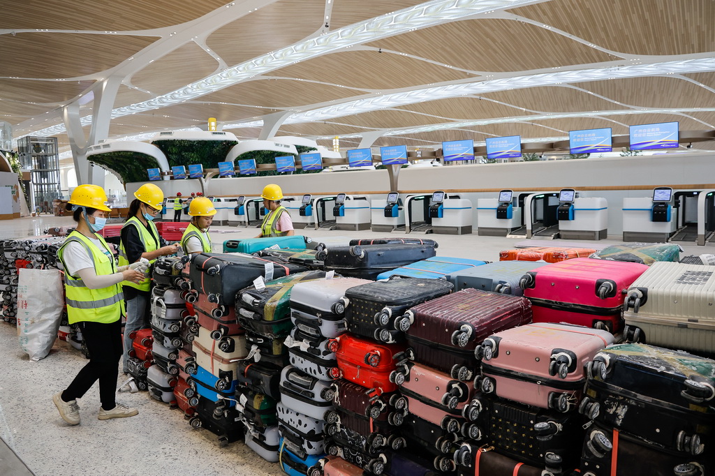 9月29日，工作人員在廣州白云機場T3航站樓出發大廳進行值機行李托運測試。