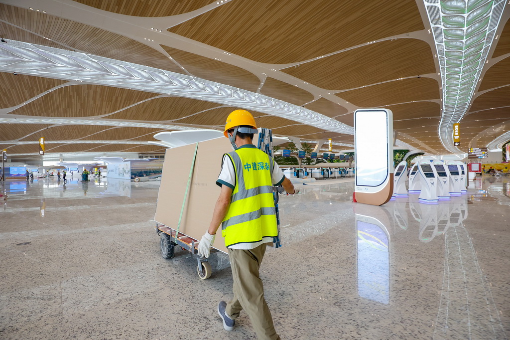 9月29日，施工人員在廣州白云機場T3航站樓出發大廳運輸石膏板。