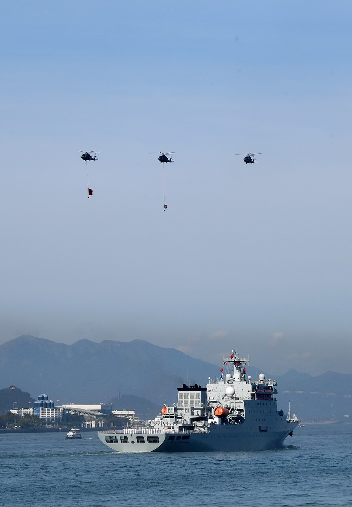 9月30日，中國海軍戚繼光艦經過香港維多利亞港。