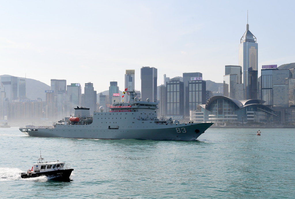 9月30日，中國海軍戚繼光艦經過香港維多利亞港。