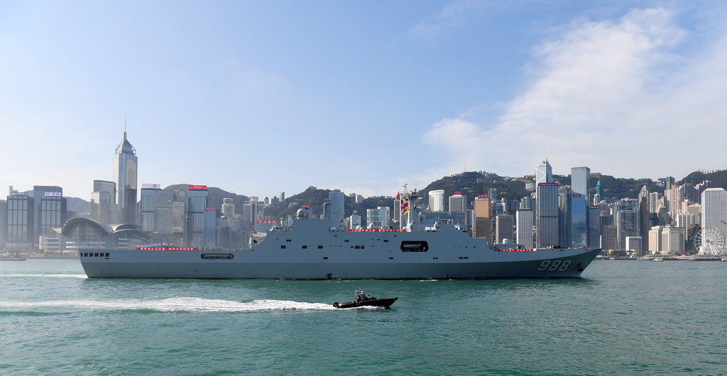 9月30日，中國海軍沂蒙山艦經過香港維多利亞港。