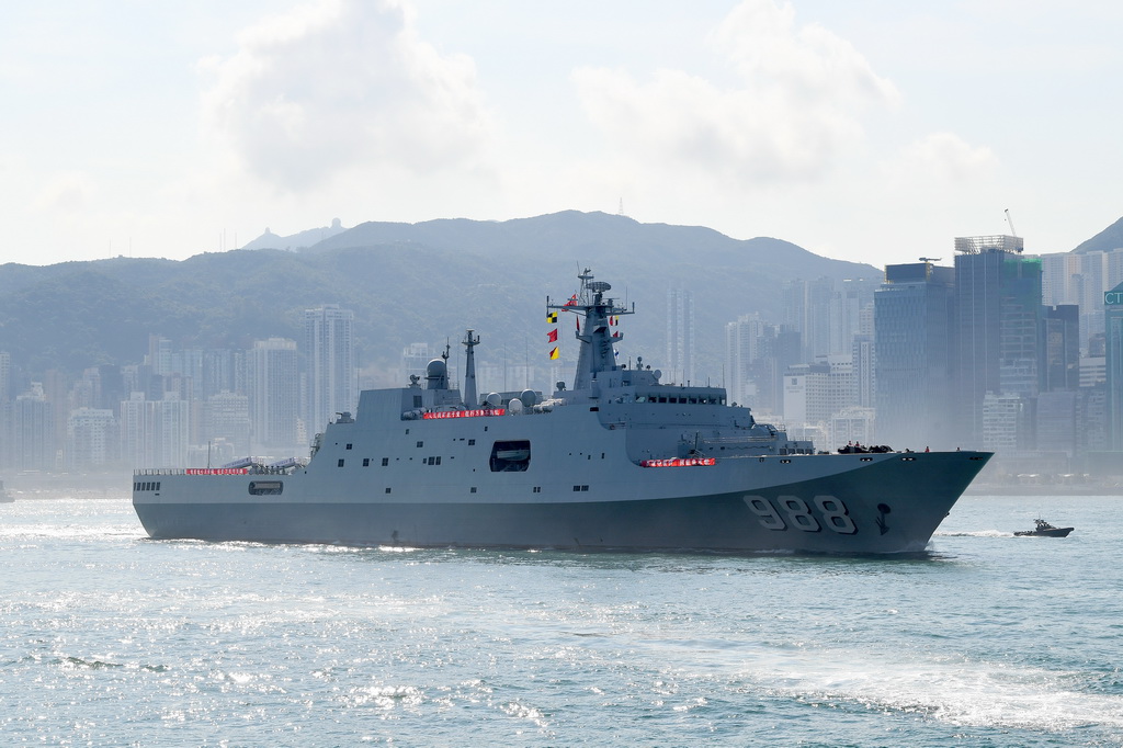 9月30日，中國海軍沂蒙山艦經過香港維多利亞港。