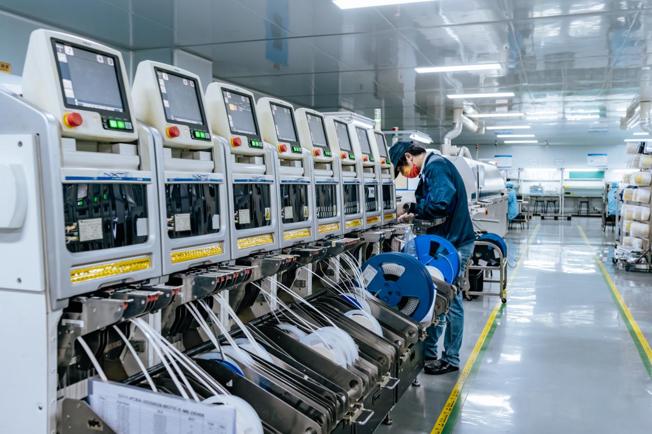 一佳電子公司全自動化的貼片生產設備。邱活攝