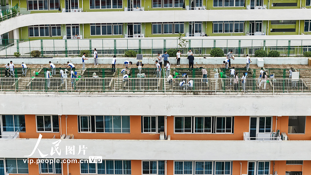 四川成都:校園“空中農田”秋種忙【7】