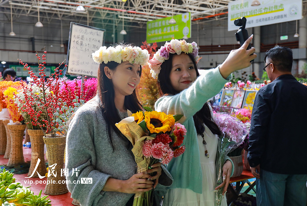 云南昆明：假期花市人氣旺【2】