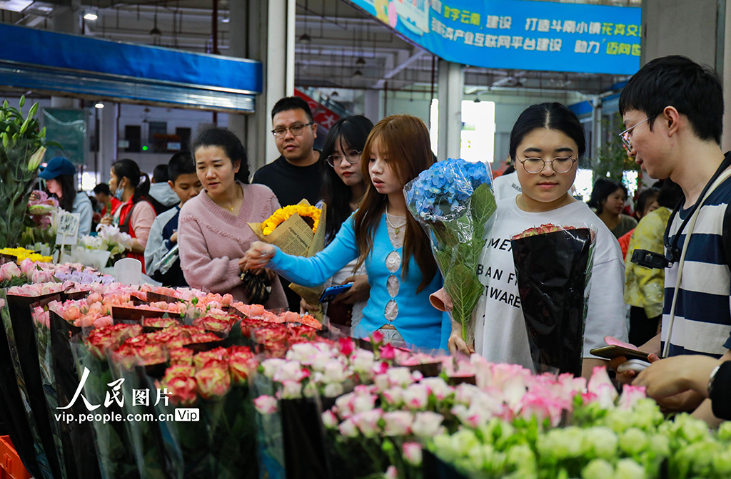 云南昆明：假期花市人氣旺【3】