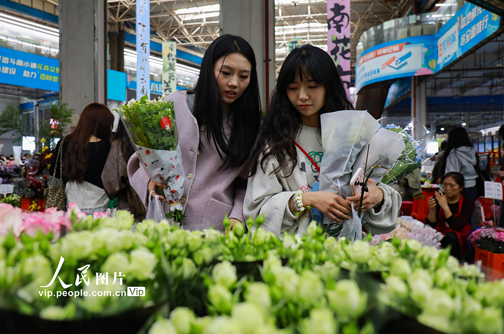 云南昆明：假期花市人氣旺【6】