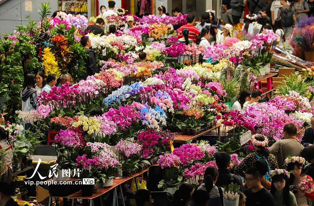 云南昆明：假期花市人氣旺【8】