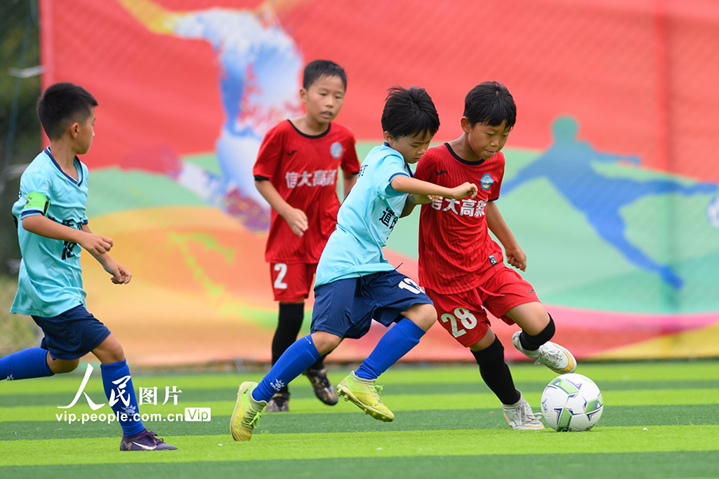 10月2日，江蘇南京，小朋友走上綠茵場，通過參加足球運動的方式歡度假期。杜懿攝（人民圖片網）