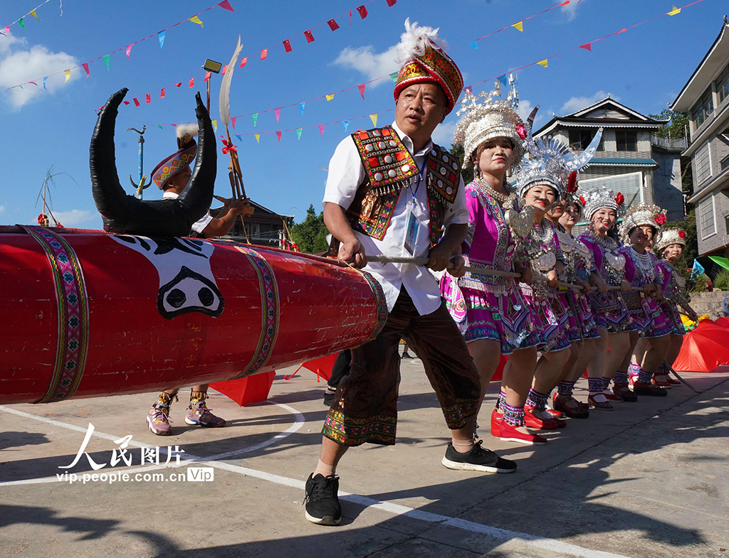 10月2日，廣西融水苗族自治縣安太鄉洞安侗寨開展“打同年”活動，當地群眾歡聚一堂，唱苗歌、吹蘆笙、跳踩堂舞及進行拉鼓比賽、吃百家宴等，在豐富多彩的民俗活動中歡度國慶佳節。龍林智 攝（人民圖片網）