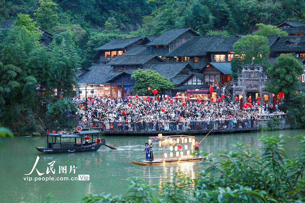 10月1日，游客在貴州省遵義市播州區烏江寨景區觀看山歌對唱表演。李仁軍攝（人民圖片網）