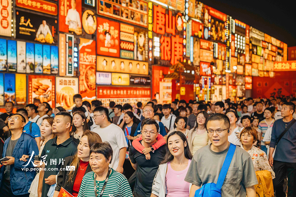 10月1日，河北省唐山市豐南區河頭老街景區燈火輝煌，游客在此游覽觀光。劉滿倉攝（人民圖片網）