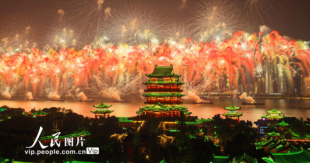 10月1日，江西南昌“盛世華彩 豫章歡歌”2025年國慶煙花晚會在贛江上空精彩上演。毛思遠攝（人民圖片網）