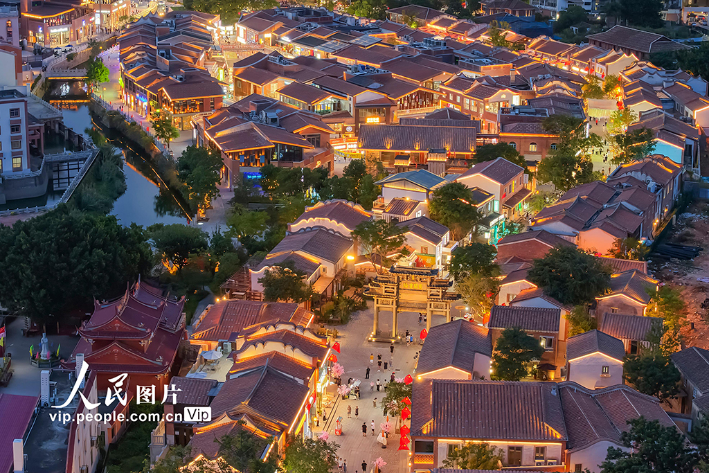 10月1日，福建省福清市利橋古街燈光璀璨、游人如織，眾多游客逛古街、賞非遺、品美食，在國慶中秋假期沉浸式感受千年古街的獨特魅力。謝貴明攝（人民圖片網）