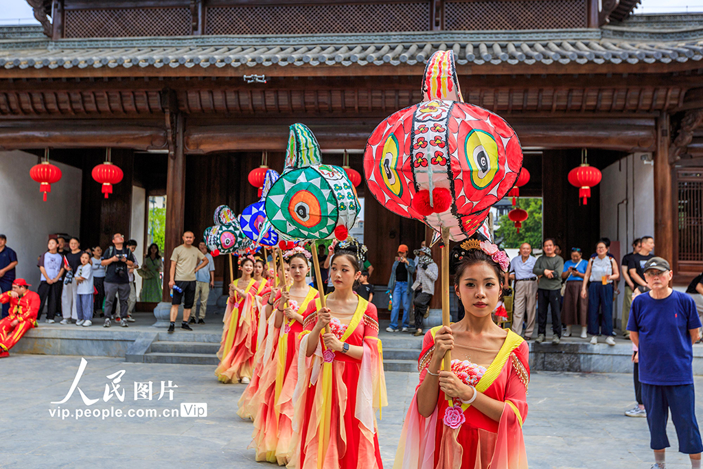 10月1日，在安徽省蕪湖市鏡湖區蕪湖古城，無為魚燈在古城街道展演巡游，為國慶佳節增添了濃厚的節日氛圍。陶海金攝（人民圖片網）