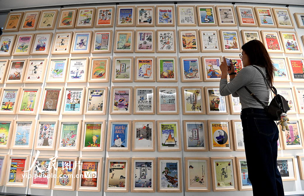 10月1日，游客在河北省邯鄲市邯鄲道歷史文化街區蔡志忠美術館參觀。郝群英攝（人民圖片網）