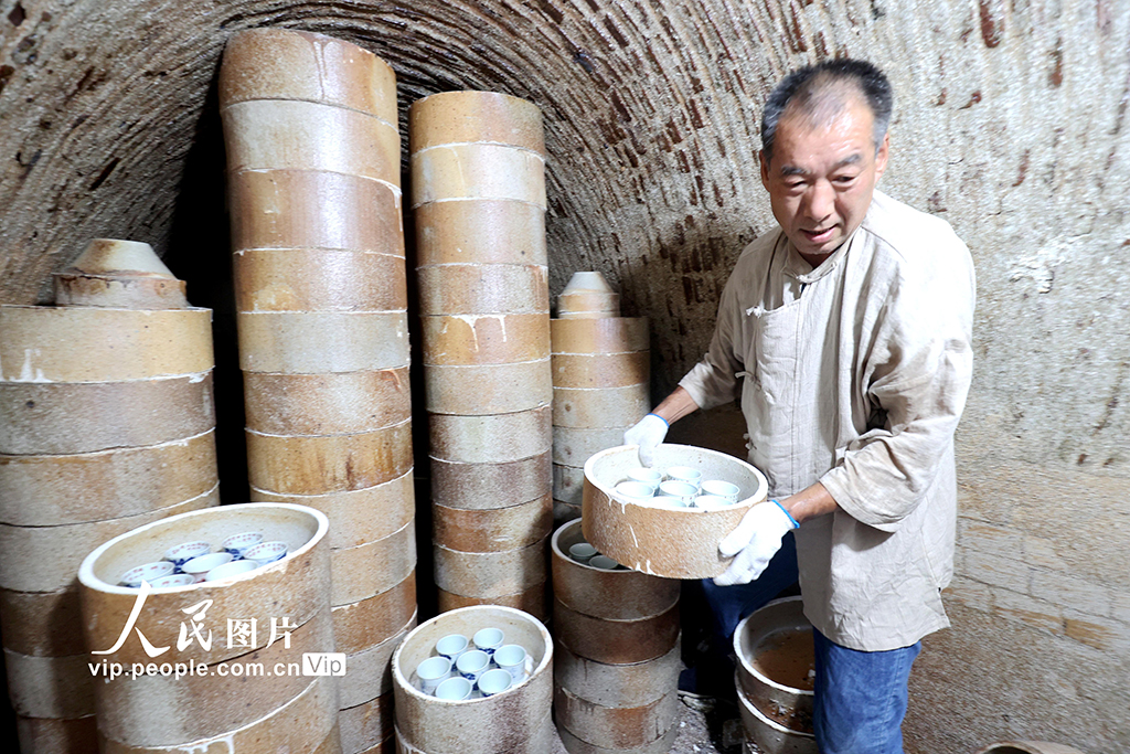 10月1日，國慶假期第一天，在浙江省湖州市德清縣江南之源文化遺址公園，以亭子橋戰國龍窯遺址為藍本重建的“德清窯”首次開窯，一批經傳統古法燒制的瓷器作品出窯面世。謝尚國攝（人民圖片網）
