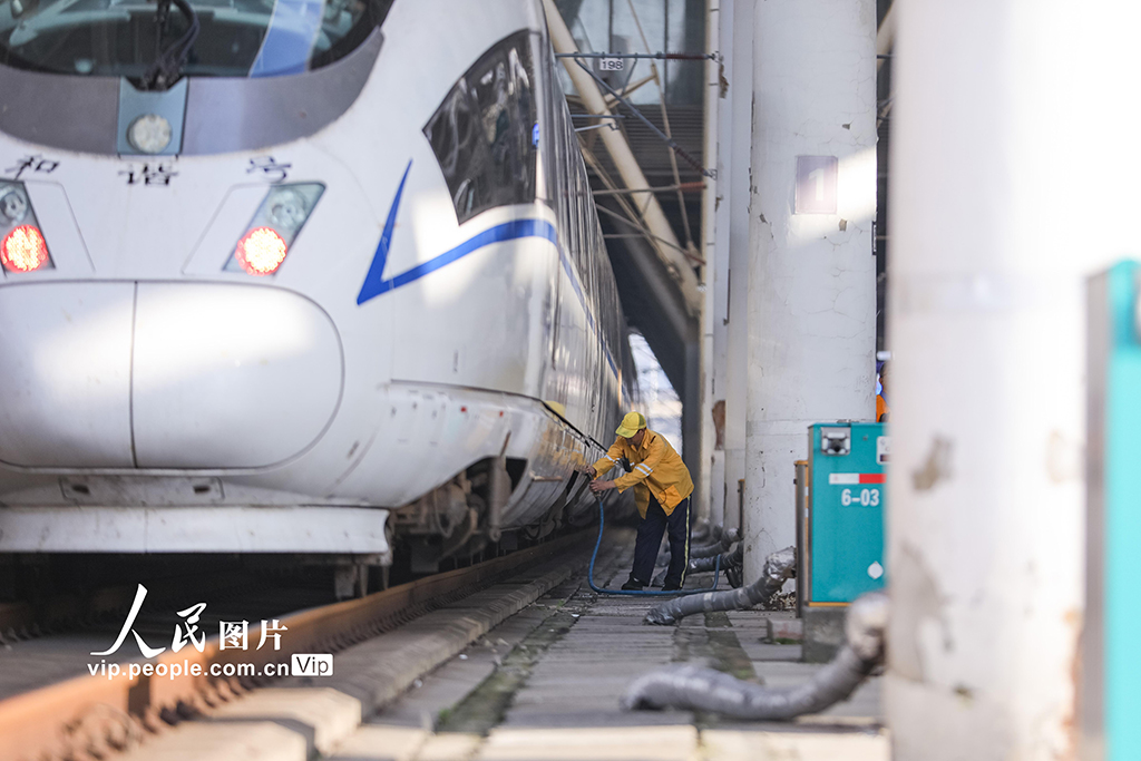 10月1日，國慶假期第一天，山東青島北站的許多工作人員堅守崗位，在工作中度過假期。張鷹攝（人民圖片網）