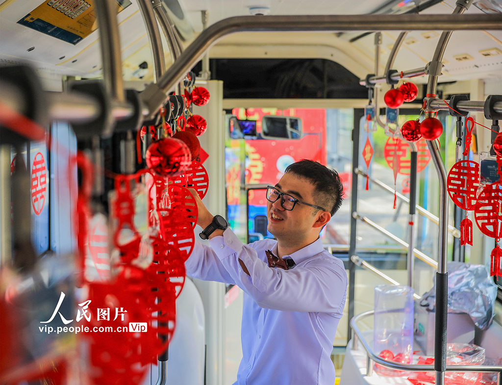 浙江慈溪:“幸福巴士”變身浪漫婚車【3】