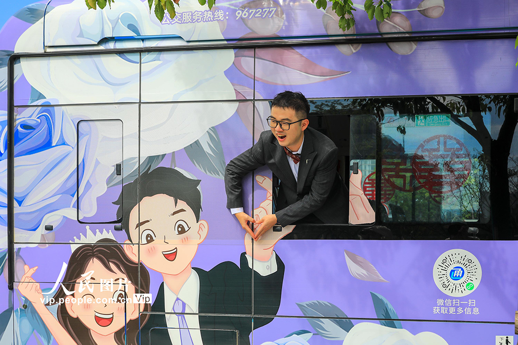 浙江慈溪:“幸福巴士”變身浪漫婚車【2】