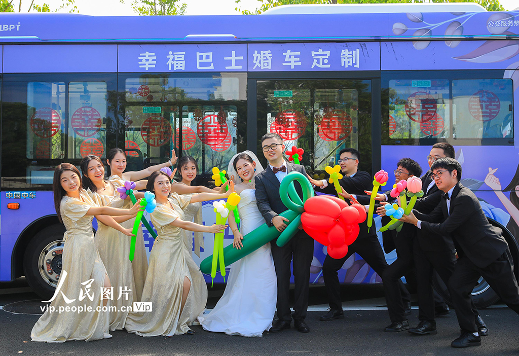 浙江慈溪:“幸福巴士”變身浪漫婚車【6】