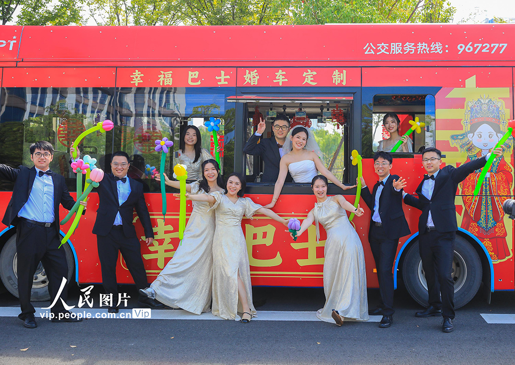 浙江慈溪:“幸福巴士”變身浪漫婚車【5】