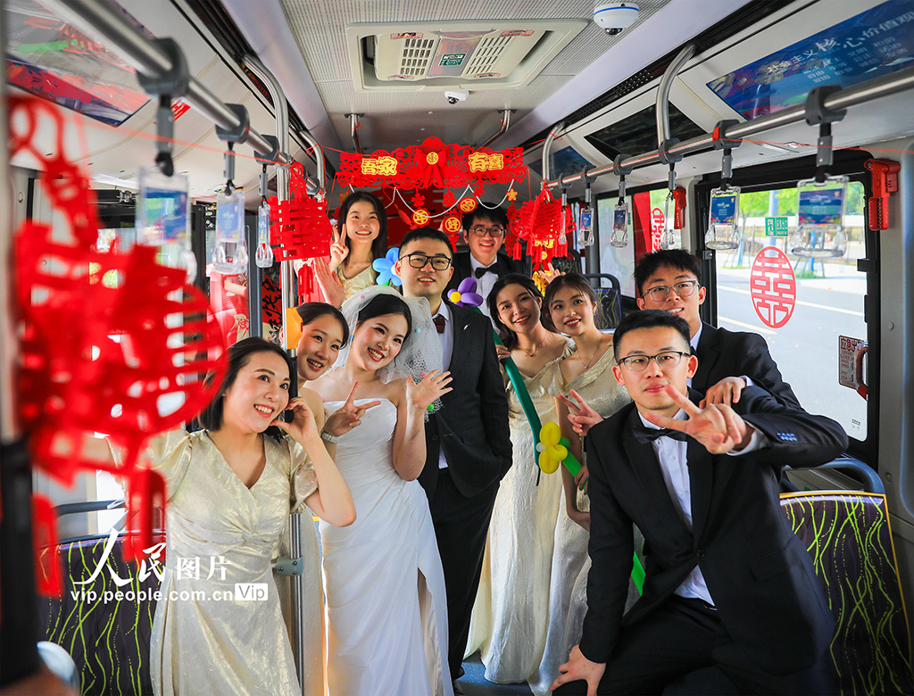 浙江慈溪:“幸福巴士”變身浪漫婚車【4】