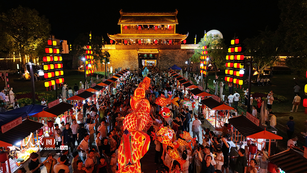 10月6日，游客在安徽歙縣徽州古城觀賞非遺魚燈巡游表演，歡度中秋佳節。汪建林攝（人民圖片網）