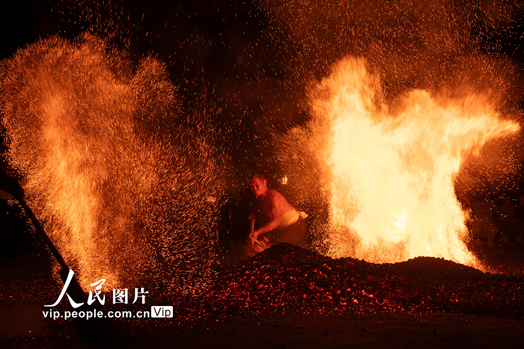 10月6日晚，浙江省金華市磐安縣雙峰鄉，村民在表演“煉火”民俗活動，歡慶中秋佳節。張輝攝（人民圖片網）