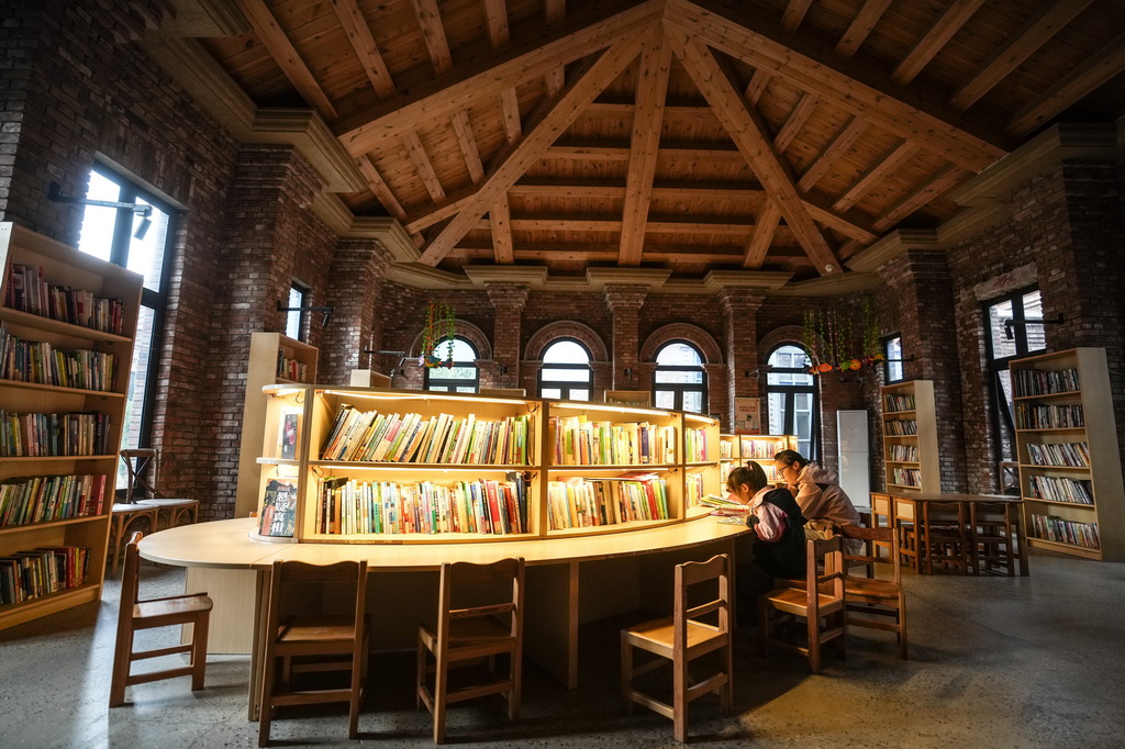10月6日，游客在沈陽奉天工廠文創園內的城市書房內閱讀。